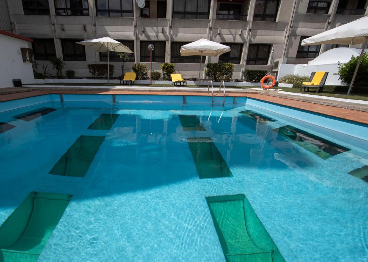 Eurostars Araguaney Hotel Santiago de Compostela Exterior photo Swimming pool