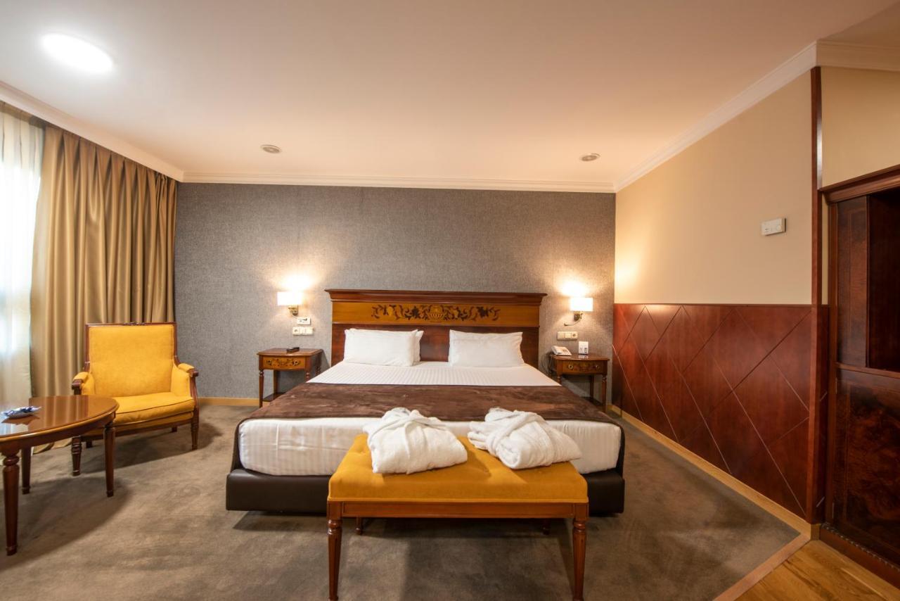 Eurostars Araguaney Hotel Santiago de Compostela Exterior photo A room at the hotel