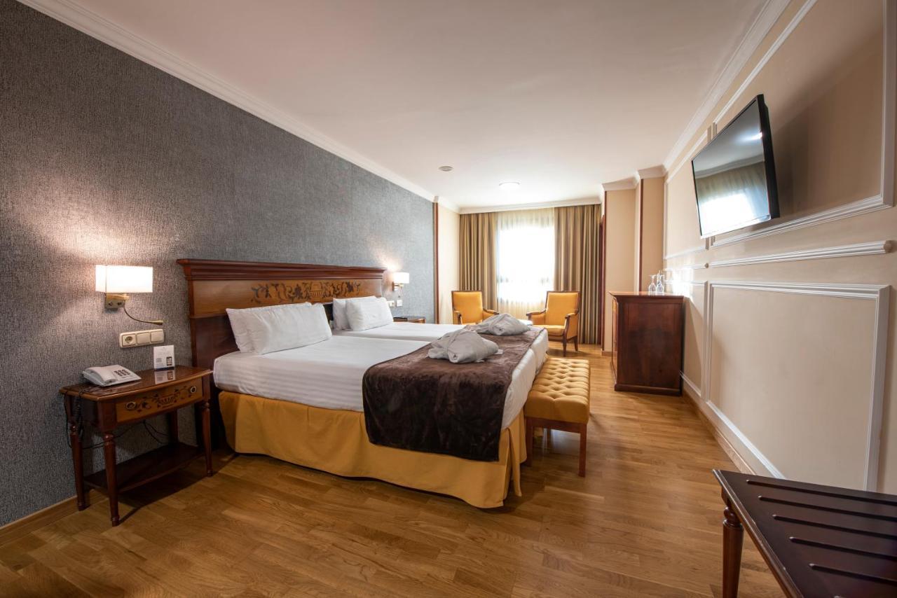 Eurostars Araguaney Hotel Santiago de Compostela Exterior photo A room at the hotel