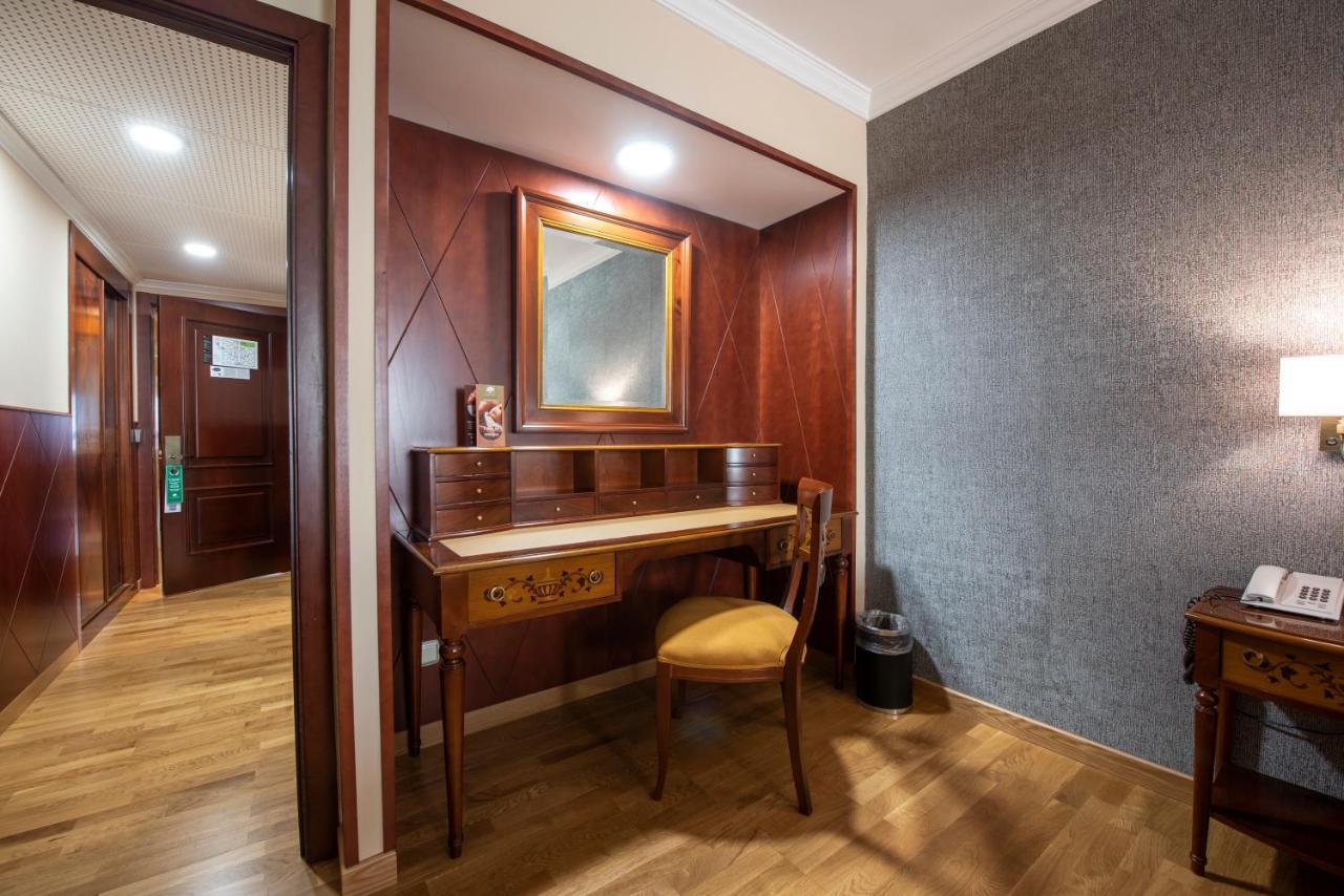 Eurostars Araguaney Hotel Santiago de Compostela Exterior photo A dressing table