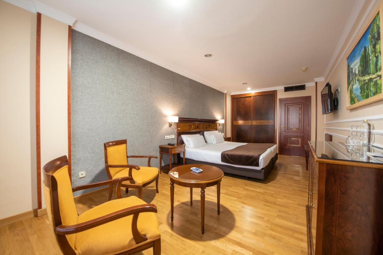 Eurostars Araguaney Hotel Santiago de Compostela Exterior photo A room at the hotel