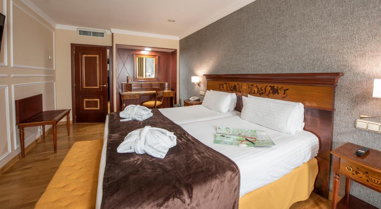 Eurostars Araguaney Hotel Santiago de Compostela Exterior photo A room at the hotel