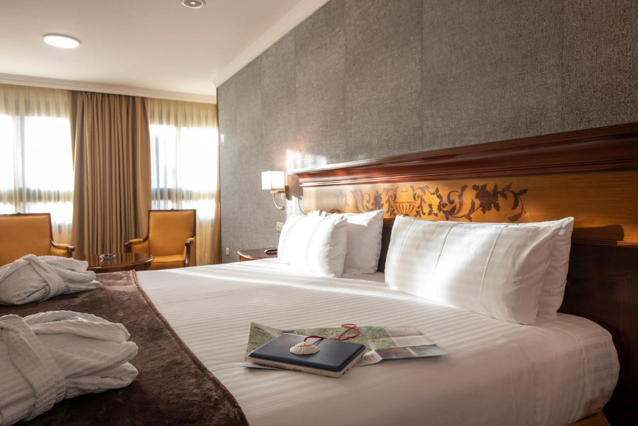 Eurostars Araguaney Hotel Santiago de Compostela Exterior photo A room at the hotel