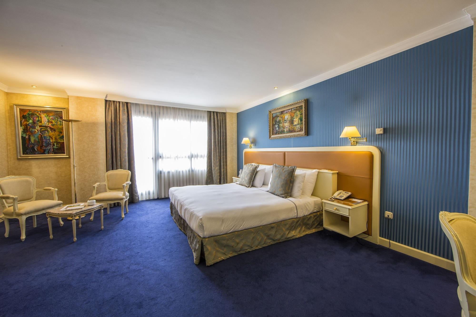 Eurostars Araguaney Hotel Santiago de Compostela Exterior photo A room at the hotel