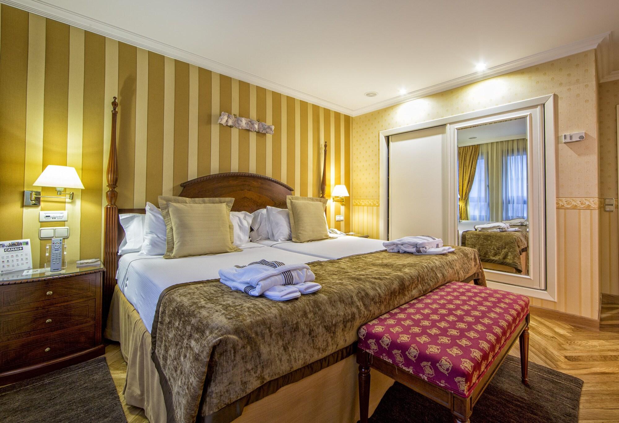 Eurostars Araguaney Hotel Santiago de Compostela Exterior photo A bedroom at the hotel
