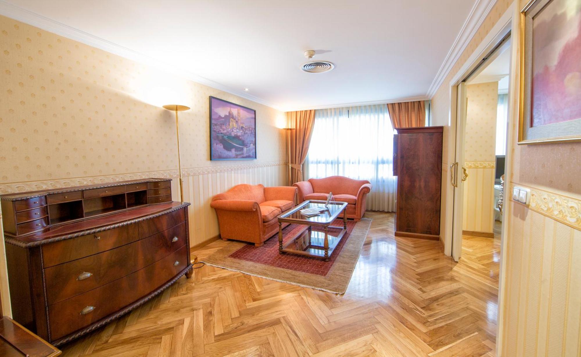 Eurostars Araguaney Hotel Santiago de Compostela Room photo A living room in a hotel suite