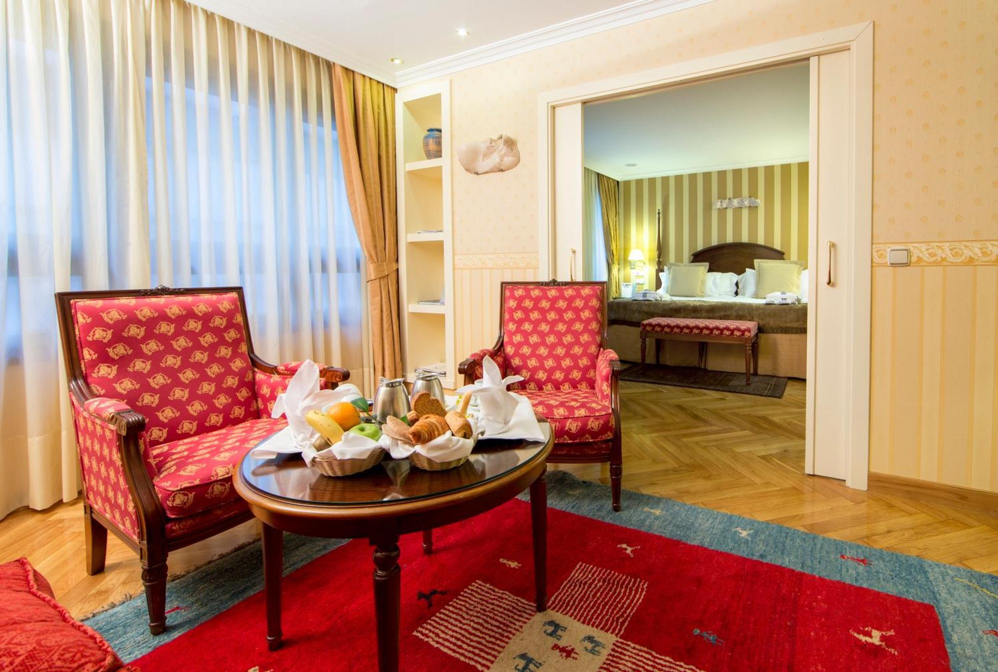 Eurostars Araguaney Hotel Santiago de Compostela Room photo A suite at the Hotel de France